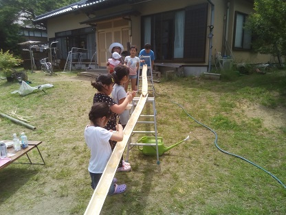 流しそうめんに群がる子供たち