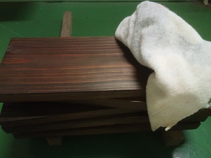 やすりがけ後はふき取る