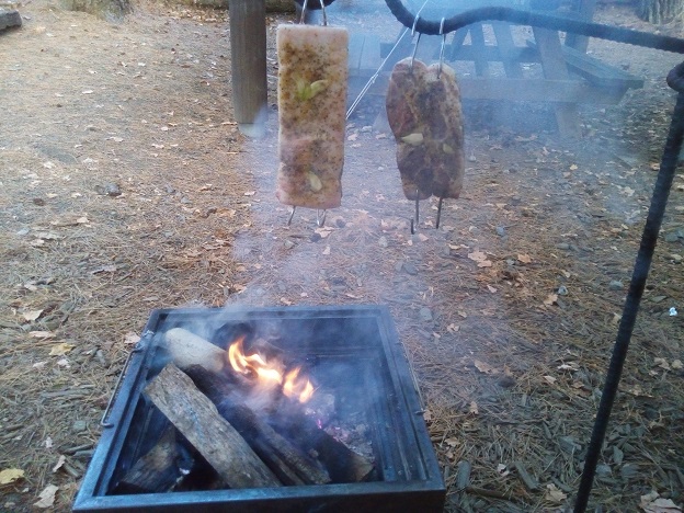 キャンプの焚き火で作る「なんちゃってベーコン」を作ってみた。