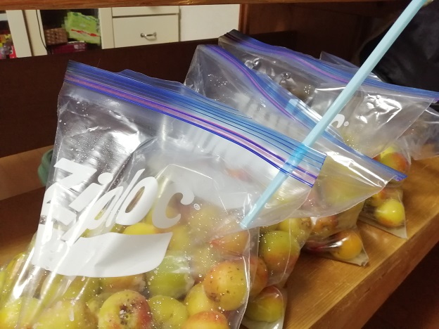 ストローで空気を抜いて